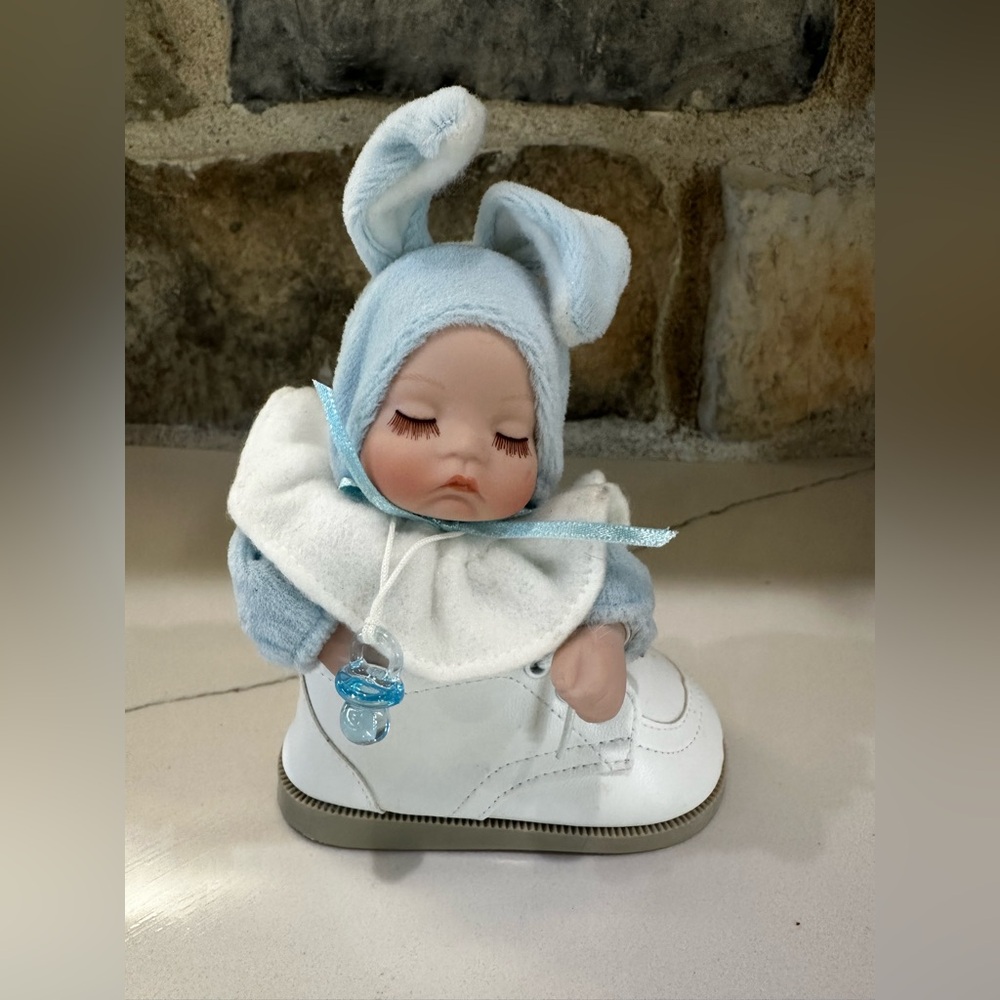 Baby Nursery Wind-Up Music Box Shoe Bunny Body Rotates Hush Little Baby Easter